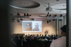 In seiner Eröffnungsrede erinnert Joachim Günther an die kürzlich verstorbenen Filmschaffenden Sabine Scholze und Niels Maier.