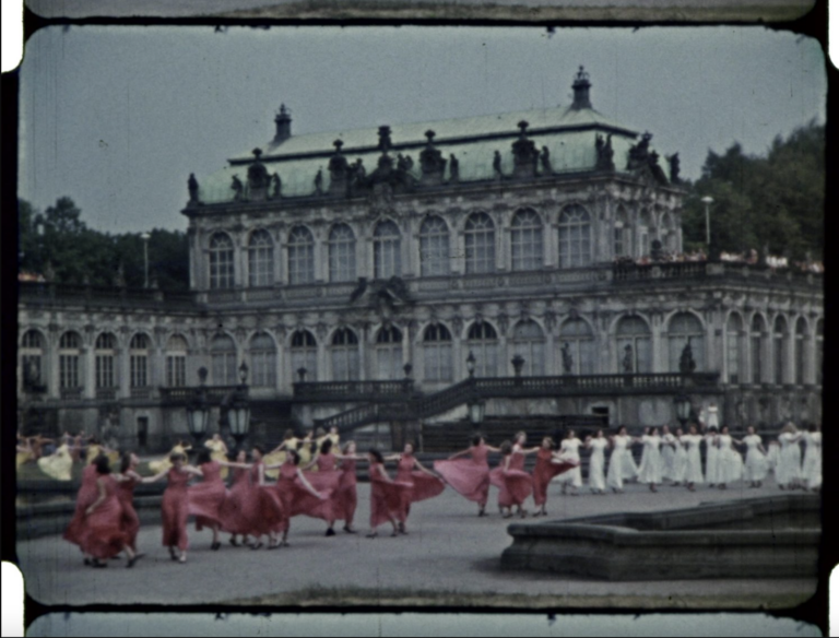 Der Zwinger vor seinen Zerstörung , festgehalten in einem Amateurfarbfilm von 1941 (Sammlung Hirsch-Film Dresden)
